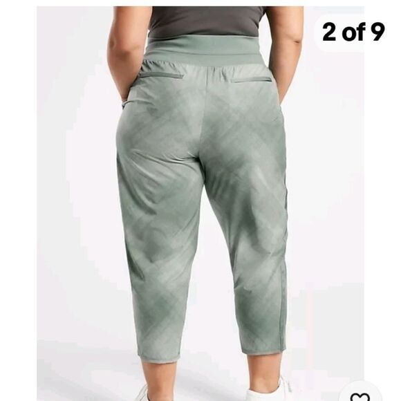 Athleta Nolita Slim Tapered Printed Crop pant In Green size 24 NWT - Picture 2 of 4